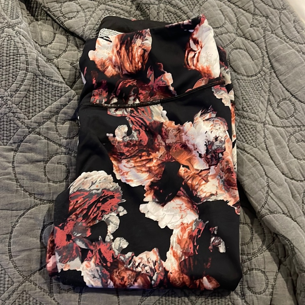 Knockout by Victoria’s Secret Sport Sz L Floral Crop Leggings
